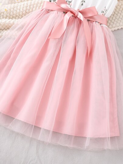 Robe ceinturée pour préadolescente avec imprimé floral, bordure à volants et ourlet en maille