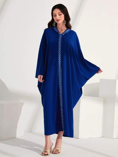 Al Najma Robe caftan à capuche avec manches chauve-souris à bordure contrastée, modeste