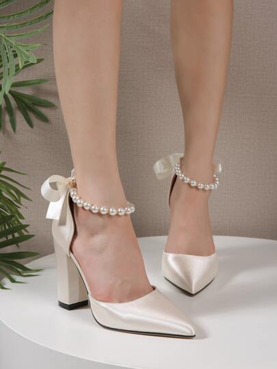 Escarpins à bout pointu avec décoration de fausse perle et talon épais pour femmes, escarpins glamour à bride à la cheville en satin beige, élégants, pour tenues de fête et de mariage