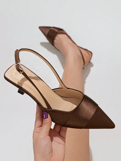 Escarpins à bout pointu avec boucle pour femmes, portables et élégants pour les activités extérieures comme le shopping, s'assortissant à n'importe quelle robe, café, etc. pour le printemps/été. Matériau en satin marron, chaussures à talons hauts convenan