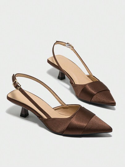 Escarpins à bout pointu avec boucle pour femmes, portables et élégants pour les activités extérieures comme le shopping, s'assortissant à n'importe quelle robe, café, etc. pour le printemps/été. Matériau en satin marron, chaussures à talons hauts convenan