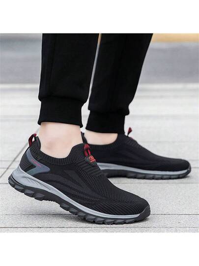 Chaussures de sport noires pour hommes 2024 été nouvelles chaussures à enfiler en maille respirante pour la marche en extérieur chaussures de course sur route bottes de randonnée