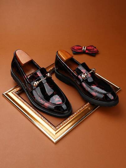 Mocassins à bout bas enrobé avec empiècement à imprimé patchwork et ornements de boucle en métal. Chaussures de style britannique convenant aux occasions professionnelles, événements sociaux, danses, fêtes, banquets et mariages. [Les tailles du produit so