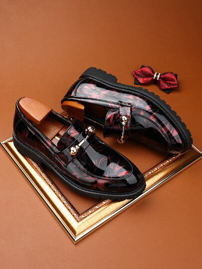 Mocassins à bout bas enrobé avec empiècement à imprimé patchwork et ornements de boucle en métal. Chaussures de style britannique convenant aux occasions professionnelles, événements sociaux, danses, fêtes, banquets et mariages. [Les tailles du produit so