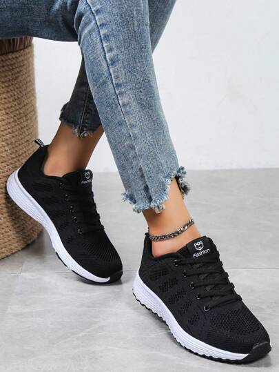 Chaussures de course légères et respirantes en maille pour femmes, avec décor en dentelle et lacets. Convient pour la route et le jogging, adapté à toutes les saisons