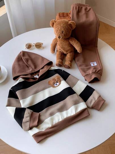 Ensemble de sweat-shirt à capuche et pantalon pour jeunes garçons, style décontracté, ample et confortable, avec un motif rayé et un patch d'ours en peluche mignon et polyvalent
