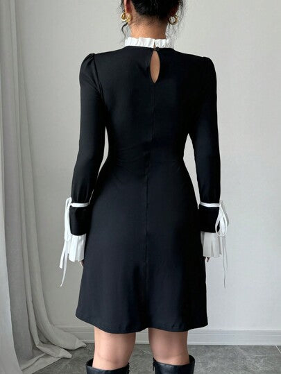 Elenzga Robe noire et blanche courte avec bouton magnétique en nœud papillon et collier pour l'hiver