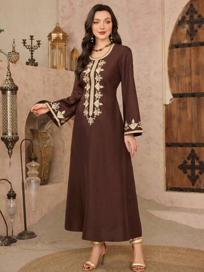 Al Najma Robe marron col rond avec broderie ruban doré