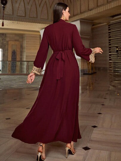 Layrah Robe caftan marocaine 2 en 1 à manches longues avec bloc de couleur bordeaux rouge et appliqué brodé