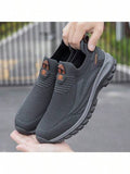 Chaussures de sport noires pour hommes 2024 été nouvelles chaussures sans lacets en maille respirantes pour la marche en plein air chaussures de course sur route chaussures de randonnée et d'escalade
