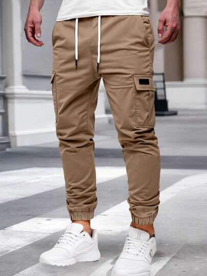 Manfinity Homme 2 pièces Pantalon cargo décontracté pour hommes avec poches à rabat et cordon de serrage à la taille. Convient facilement à différentes occasions et besoins de port. La taille est munie d'un cordon de serrage en corde blanche, convenant au
