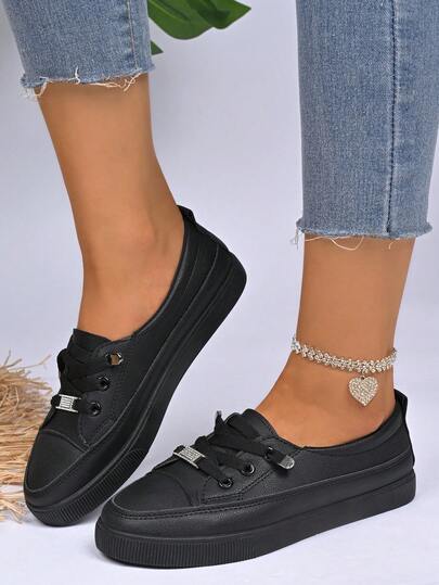 Baskets décontractées pour femmes, à bout rond classique et polyvalent, avec lacets souples et confortables. Dessus de chaussure simple, lignes lisses, aspect global propre et net. Convient pour le printemps, l'été, l'automne, les sorties quotidiennes, le