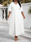 Robe tunique à encolure en V tressée blanche élégante et décontractée, manches de chauve-souris à volants, pour le printemps et l'été. Tenues de vacances d'été bohèmes pour femmes, vêtements d'été blancs élégants et chics pour les vacances.