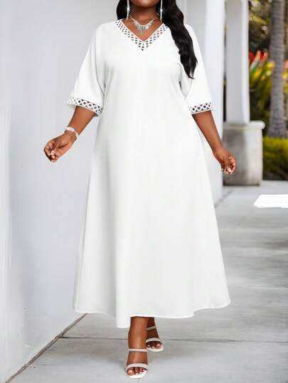 Robe tunique à encolure en V tressée blanche élégante et décontractée, manches de chauve-souris à volants, pour le printemps et l'été. Tenues de vacances d'été bohèmes pour femmes, vêtements d'été blancs élégants et chics pour les vacances.