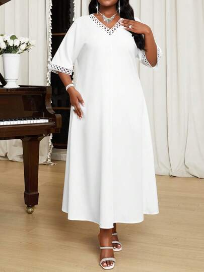 Robe tunique à encolure en V tressée blanche élégante et décontractée, manches de chauve-souris à volants, pour le printemps et l'été. Tenues de vacances d'été bohèmes pour femmes, vêtements d'été blancs élégants et chics pour les vacances.