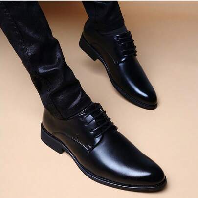 Nouvelles chaussures de ville style coréen à bout pointu britannique, chaussures décontractées d'affaires, chaussures de ville à lacets pour jeunes hommes (taillent une demi-taille grand), matériau léger