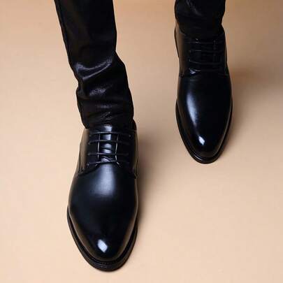 Nouvelles chaussures de ville style coréen à bout pointu britannique, chaussures décontractées d'affaires, chaussures de ville à lacets pour jeunes hommes (taillent une demi-taille grand), matériau léger