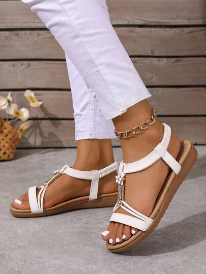 2026 Nouvelles sandales plates bohémiennes pour femmes, chaussures romaines vintage pour l'été, les vacances et les voyages