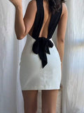 Robe moulante mini dos nu noire et blanche avec nœud, tissu contrasté tressé, élégante pour soirée d'été