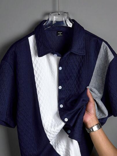 Manfinity Homme Chemise décontractée d'été pour hommes à manches courtes avec bloc de couleurs texturé. Chemises boutonnées agréables pour hommes. Chemises boutonnées rétro pour hommes.