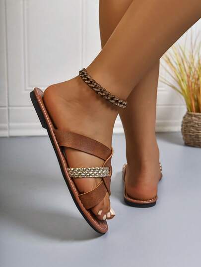Sandales plates pour femmes grandes tailles avec boîte à orteils large, sangles croisées tressées marron, sandales plates décontractées confortables et amples à enfiler pour la plage