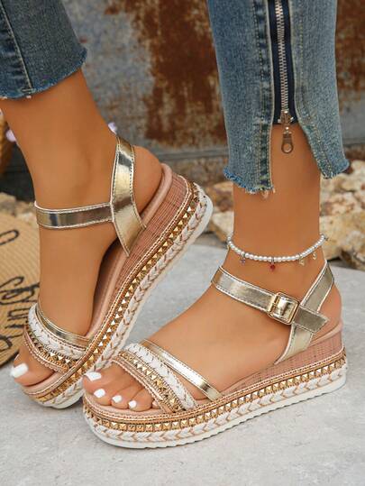 Sandales à talons compensés avec plateforme, à bride et rivets décoratifs, à bout ouvert et brillantes. Style mode pour les vacances, à porter au quotidien en été.