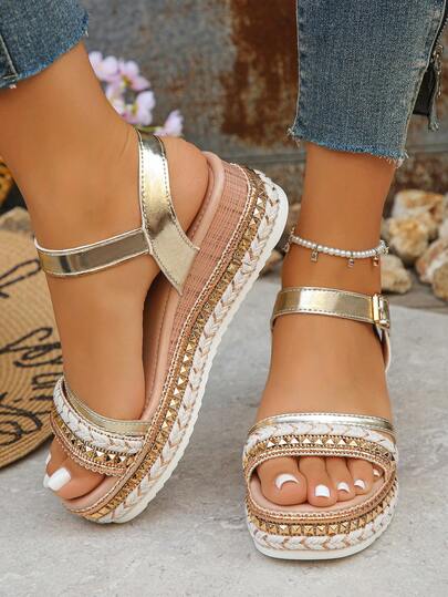 Sandales à talons compensés avec plateforme, à bride et rivets décoratifs, à bout ouvert et brillantes. Style mode pour les vacances, à porter au quotidien en été.