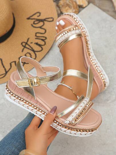 Sandales à talons compensés avec plateforme, à bride et rivets décoratifs, à bout ouvert et brillantes. Style mode pour les vacances, à porter au quotidien en été.