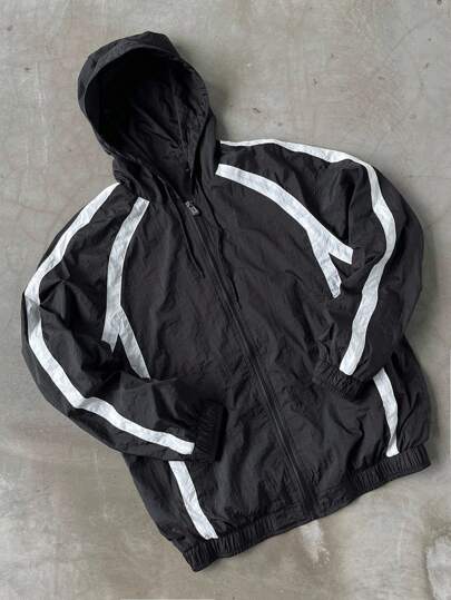 Manfinity Roghcode Veste de plein air noire tissée pour hommes avec imprimé graphique à rayures blanches, coupe-vent à capuche zippé intégral à manches longues, style athlétique. Un excellent cadeau pour votre petit ami, la rentrée scolaire. Coupe-vent po