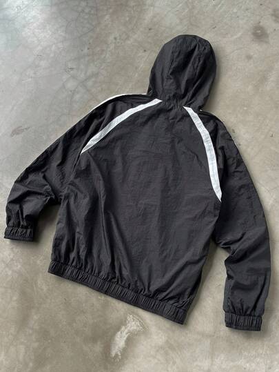 Manfinity Roghcode Veste de plein air noire tissée pour hommes avec imprimé graphique à rayures blanches, coupe-vent à capuche zippé intégral à manches longues, style athlétique. Un excellent cadeau pour votre petit ami, la rentrée scolaire. Coupe-vent po
