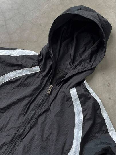 Manfinity Roghcode Veste de plein air noire tissée pour hommes avec imprimé graphique à rayures blanches, coupe-vent à capuche zippé intégral à manches longues, style athlétique. Un excellent cadeau pour votre petit ami, la rentrée scolaire. Coupe-vent po