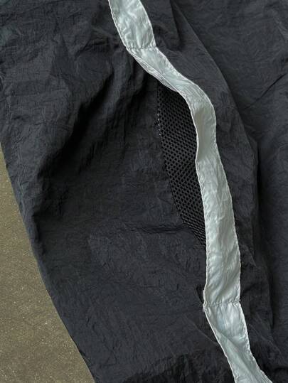 Manfinity Roghcode Veste de plein air noire tissée pour hommes avec imprimé graphique à rayures blanches, coupe-vent à capuche zippé intégral à manches longues, style athlétique. Un excellent cadeau pour votre petit ami, la rentrée scolaire. Coupe-vent po