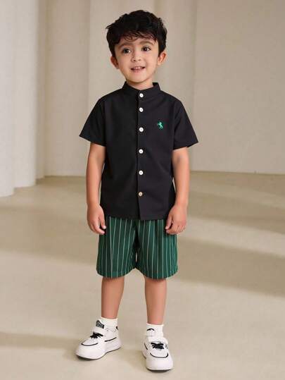2 pièces Ensemble gentleman pour jeunes garçons - Chemise à manches courtes avec col montant et imprimé LOGO + Pantalon habillé rayé, élégant et pour anniversaire, mariage, cérémonie, page d'honneur