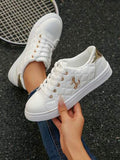 Nouvelles baskets de sport décontractées pour femmes, printemps/automne, noires, à bout rond, à lacets, tige PU, légères et polyvalentes, chaussures de skate, chaussures d'étudiant, plusieurs couleurs disponibles