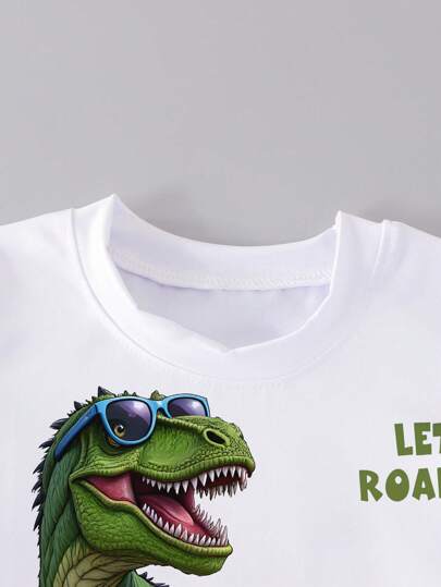 Playful Pals 2 pièces Ensemble mignon pour jeunes garçons, T-shirt avec imprimé dinosaure surfeur et "LET'S ROAR", short recouvert de croquis de dinosaures. Ensemble t-shirt à manches courtes et short convenant pour les jeux quotidiens, tenue d'été/printe