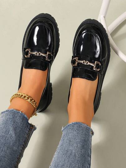 Chaussures mocassins style collégien brillant, légères et respirantes, à enfiler, à talon épais, coupe affinante, avec boucle métallique, style slouchy, pour printemps, automne et toutes saisons