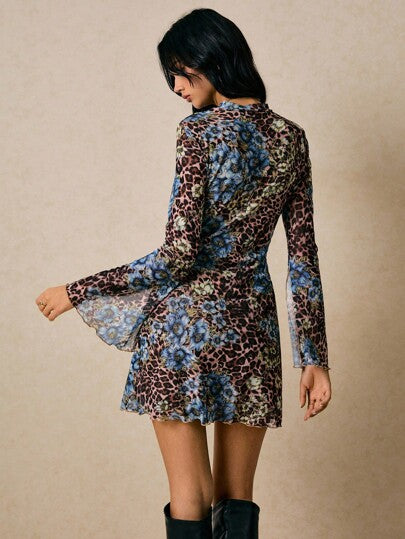 Poéselle Robe mini maille à imprimé léopard et floral | Robe patineuse à col montant et manches évasées, Robe courte à manches longues, Robe à imprimé léopard et floral, Robe mini maille, Robe à manches évasées, Robe de soirée Y2K, Robe à imprimés mixtes,