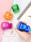 4 pièces de taille-crayons mini à double trou personnalisés, texte personnalisable, matériau plastique, avec couvercle, design mignon, cadeau idéal pour les vacances, la rentrée scolaire, la remise des diplômes, les fêtes, convient pour fils, filles, appl
