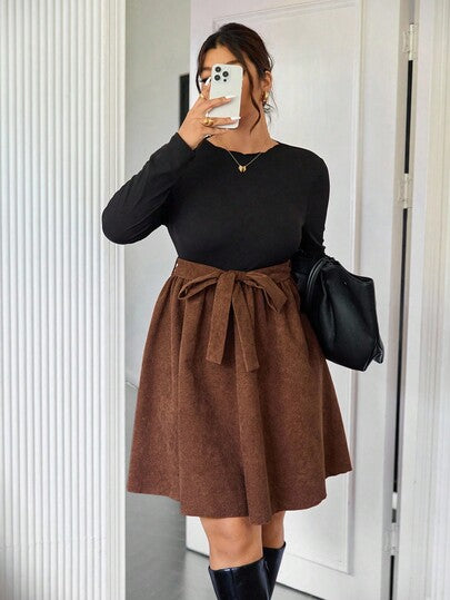 Lounesse Top à col montant noir en tricot à manches longues pour femmes grandes tailles, associé à une jupe en velours côtelé kaki, robe grande taille pour le port quotidien, les rendez-vous, la mode