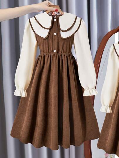 Robe midi plissée à manches longues et col Claudine, ornée de boutons nacrés, style scolaire mignon et élégant, collection automne/hiver.
