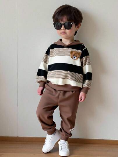 Ensemble de sweat-shirt à capuche et pantalon pour jeunes garçons, style décontracté, ample et confortable, avec un motif rayé et un patch d'ours en peluche mignon et polyvalent