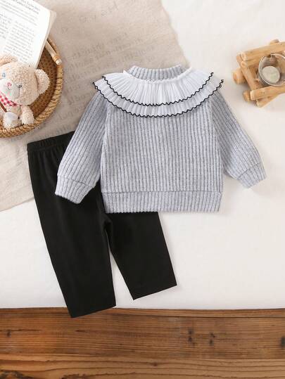 2 pièces/Set Cardigan à manches longues gris pour tout-petites filles avec double volant blanc et design à bord ondulé noir, assorti à un pantalon slim noir. Look élégant, tissu confortable, style mignon, convient pour les sorties de début de printemps et