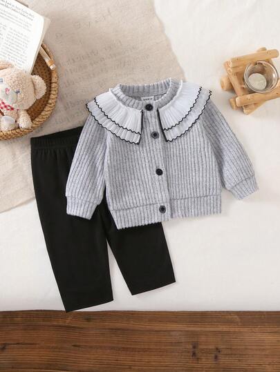 2 pièces/Set Cardigan à manches longues gris pour tout-petites filles avec double volant blanc et design à bord ondulé noir, assorti à un pantalon slim noir. Look élégant, tissu confortable, style mignon, convient pour les sorties de début de printemps et