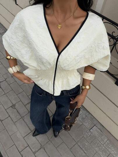 Siren Gaze Blouse femme de couleur unie à col V profond, taille froncée, ourlet à volants. Chemise ajustée élégante avec bordure contrastée