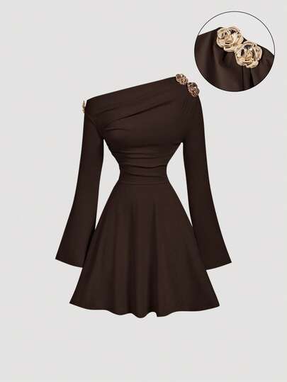 MOD Robe mini à la mode à fronces, épaules asymétriques, manches longues et détails floraux 3D en métal pour femme