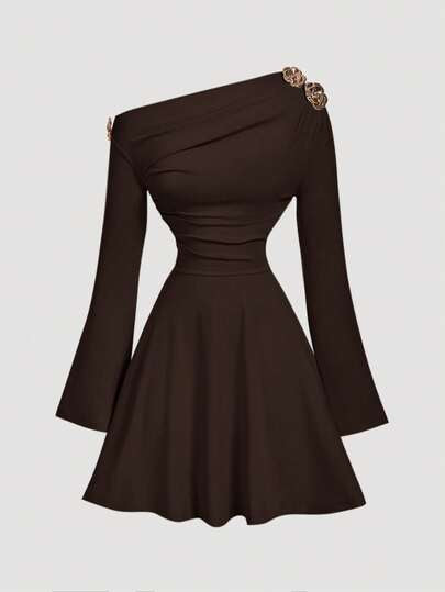MOD Robe mini à la mode à fronces, épaules asymétriques, manches longues et détails floraux 3D en métal pour femme
