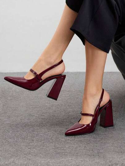 Talons hauts basiques en bordeaux à bout pointu et talon épais pour femmes. Style de talon épais convenant pour le printemps, le Nouvel An chinois, Pâques, Noël, les déplacements et le bureau