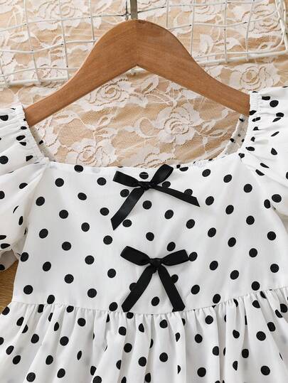 Robe à col carré, manches bouffantes et volants tressés pour jeune fille. Robe courte à manches courtes pour filles. Robe jeune fille crème et noire à pois avec nœud