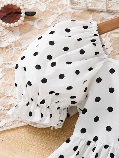 Robe à col carré, manches bouffantes et volants tressés pour jeune fille. Robe courte à manches courtes pour filles. Robe jeune fille crème et noire à pois avec nœud