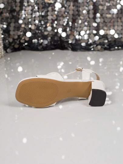 1 paire de sandales blanches élégantes à talons hauts et bride inversée, sandales à la mode à talon compensé et bride cheville, parfaites pour un banquet, une fête ou un mariage en blanc.